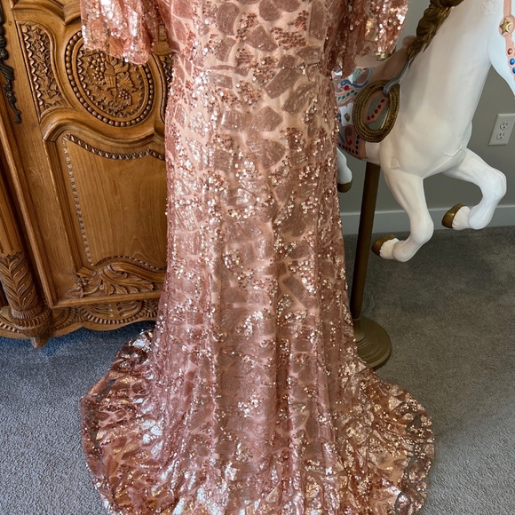 DONNA MORGAN Camilla Sequin Flutter Sleeve Gown OYSTER 10 Sequin Rose Gold - Picture 8 of 16